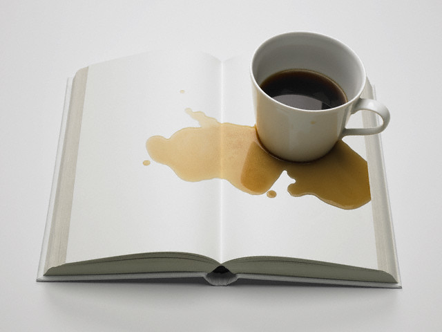 Café derramado nos livros