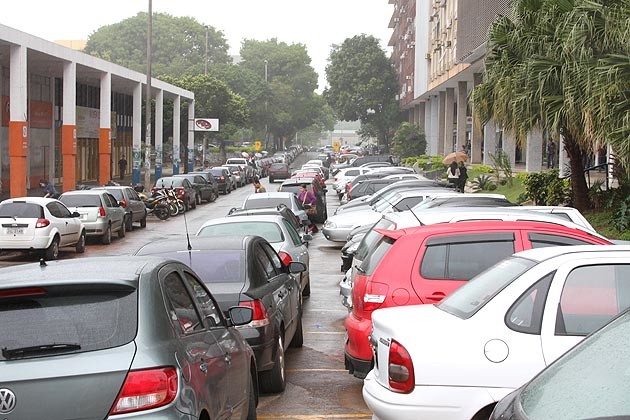 Estacionar em segunda fila