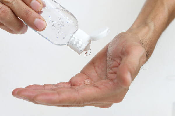 Álcool gel de mãos secas
