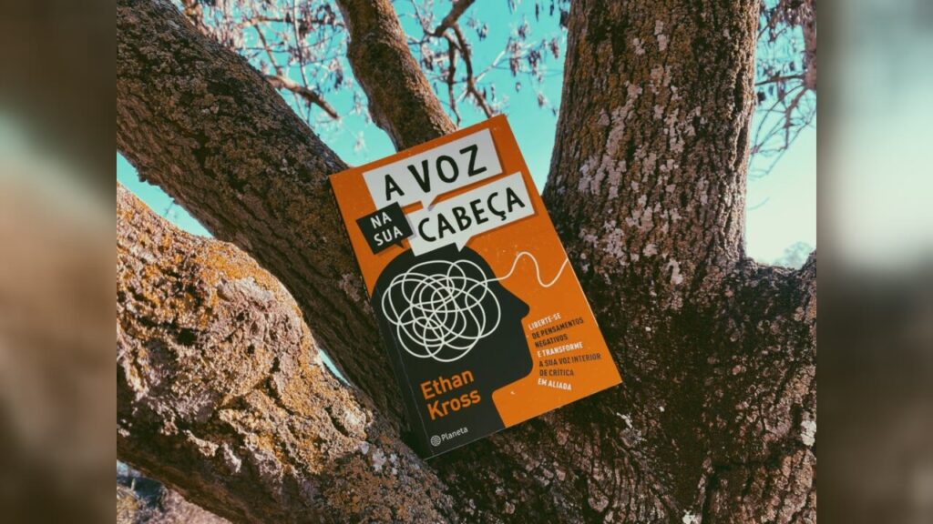 Capa do livro A Voz na Sua Cabeça, de Ethan Kross