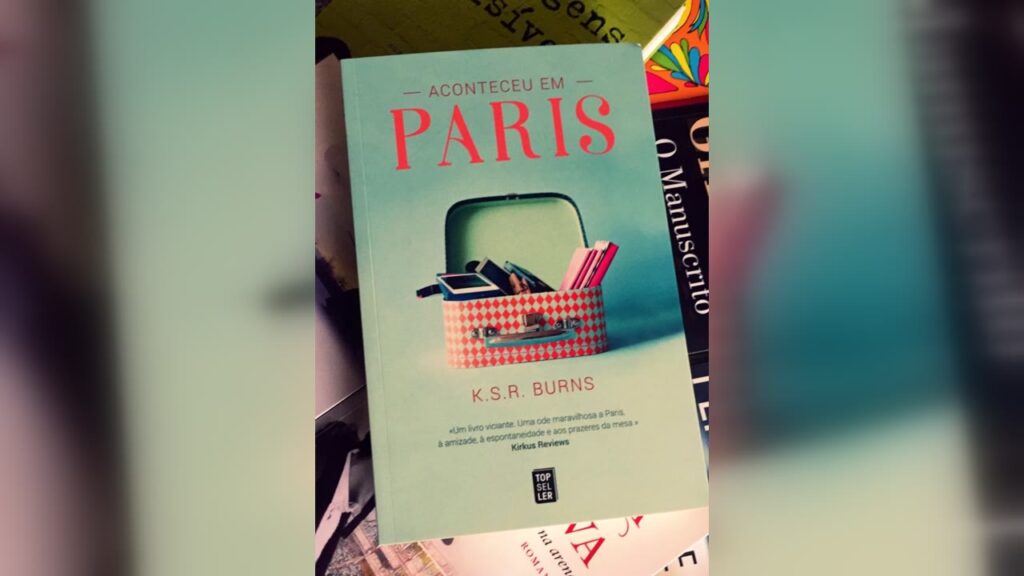Capa do livro Aconteceu em Paris, de K. S. R.Burns, uma das sugestões de livros para ler no verão