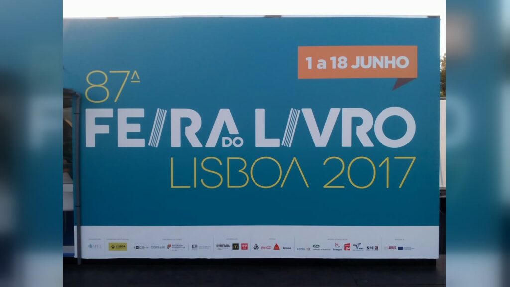Painel azul da 87.ª Feira do Livro de Lisboa, realizada em junho de 2017